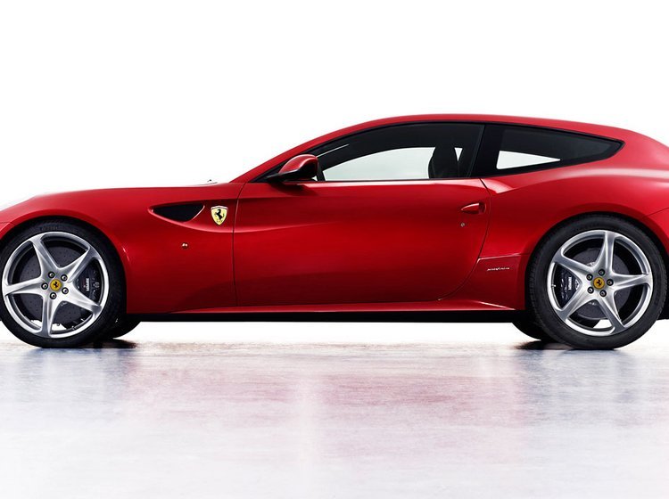 Ferrari FF er næsten fem meter lang; 4,91 meter.