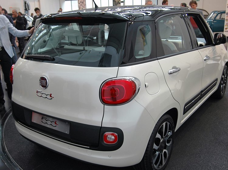 Fiat 500L er en høj og kort bil. Det gør bilen let at parkere og rummelig indvendig.