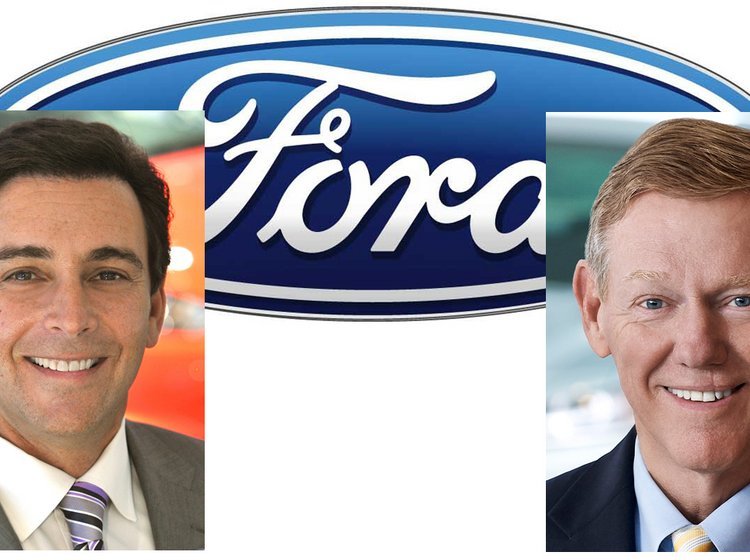 Mark Fields (tv) overtager topposten hos Ford Motor Co. fra Alan Mulally.