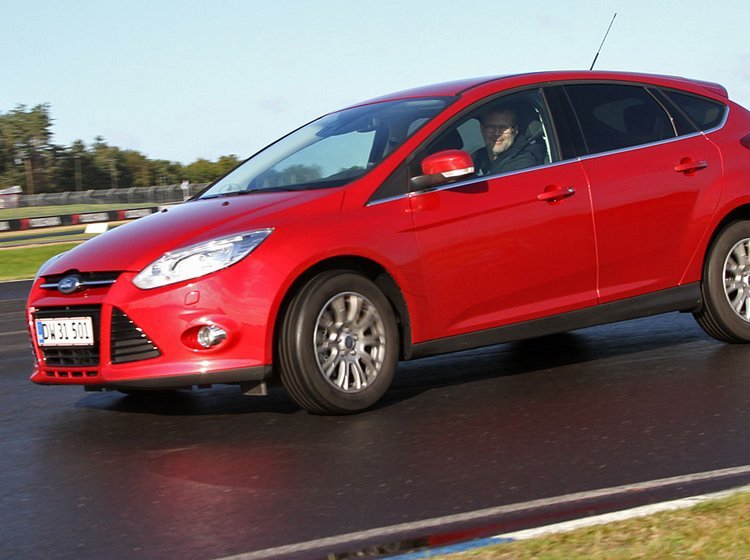 Ford Focus under test på FDM Jyllandsringen. Ford har nu fået dansk pris for at øge sikkerheden.