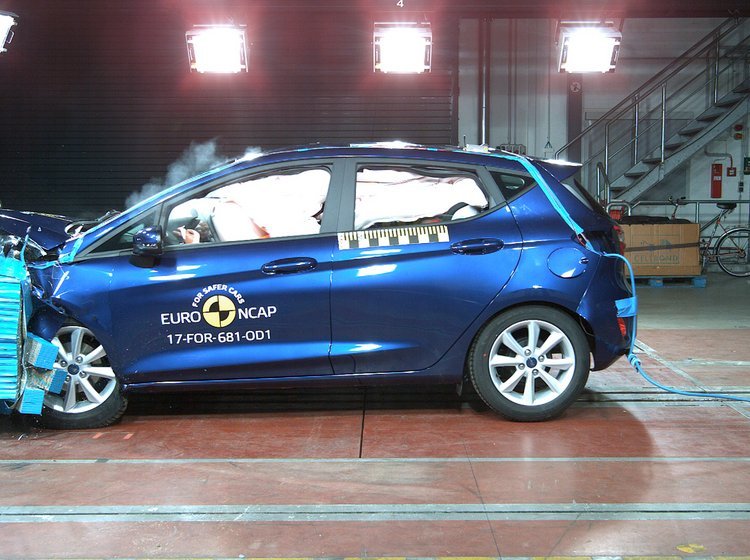 Trods fem Euro NCAP-stjerner er automatisk nødbremse ikke standard i den nye Ford Fiesta. Ikke godt nok, mener FDM. 