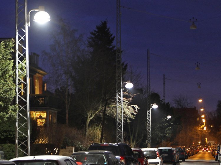 Gadelamper på en kort strækning på Frederiksberg skruer nu selv op og ned for belysningen, efter om der er trafik eller ej.