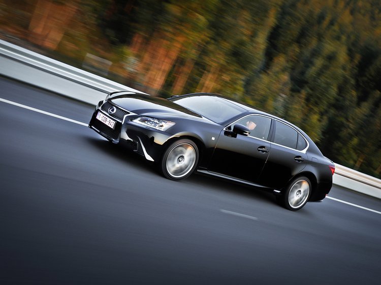 Lexus GS har fået en markant form og et dynamisk design, der matcher bilens køreegenskaber.