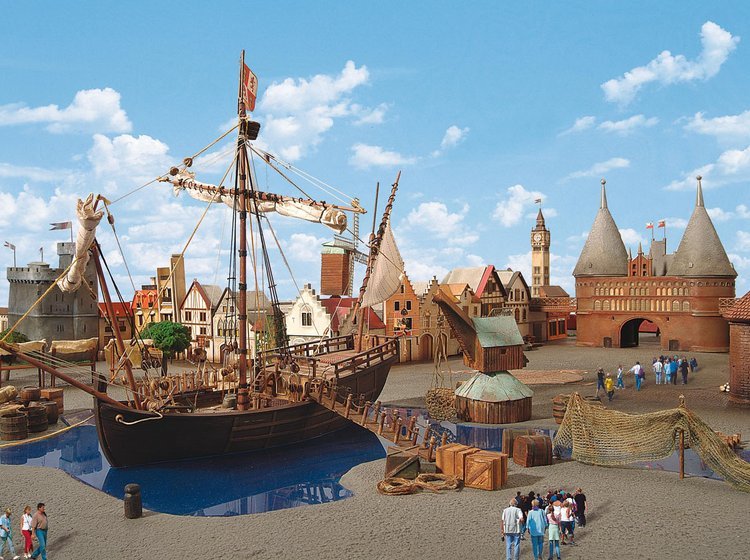 Hansa-Park i Nordtyskland er blot en af de mange forlystelsesparker man kan finde på www.fdm-travel.dk/forlystelsesparker. 