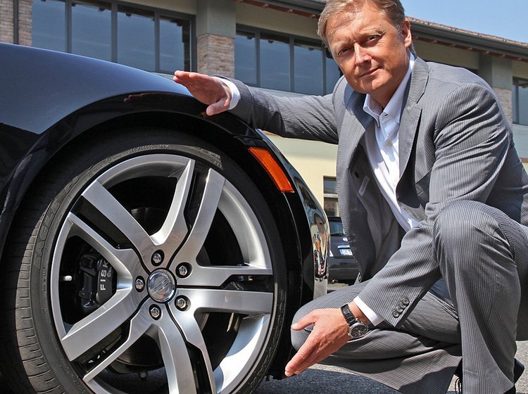 Henrik Fisker: Det er verdens første bil, hvor produktionsudgaven har større hjul end konceptet.