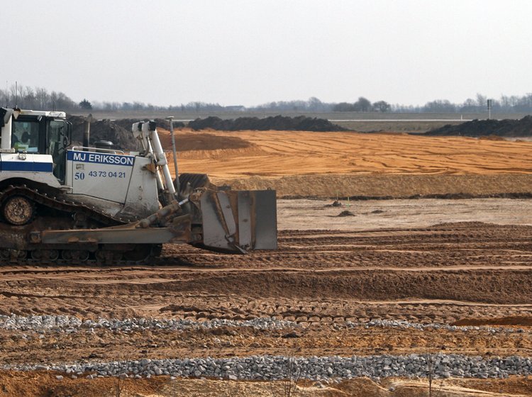 Bulldozerne er gået i gang, her ved det kommende tilslutningsanlæg stik vest for Herning.