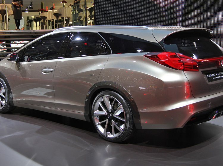 Honda Civic får et meget "flydende" design bagtil.