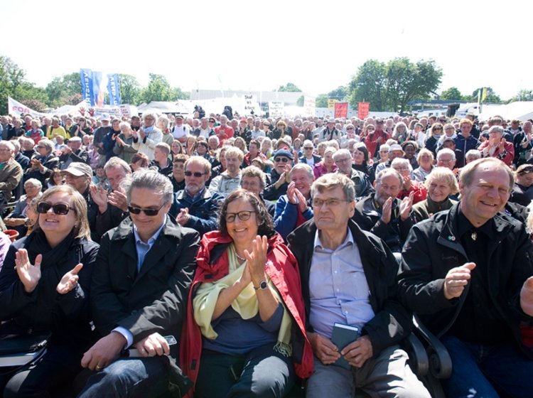 Publikum foran hovedscenen til Folkemødet.