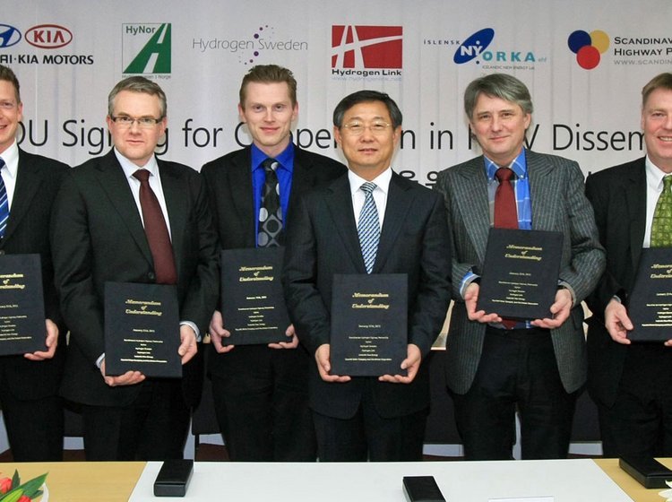 Jakkesæt i Seoul: Mikael Sloth, nr. tre fra venstre, og Flemming Wennike, nr. fem, var med ved ceremonien.