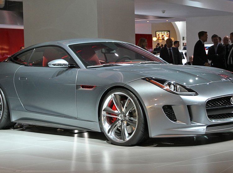 Jaguar C-X16 er en luksus-coupé i mellemstørrelse. Længden er 4,45 meter.