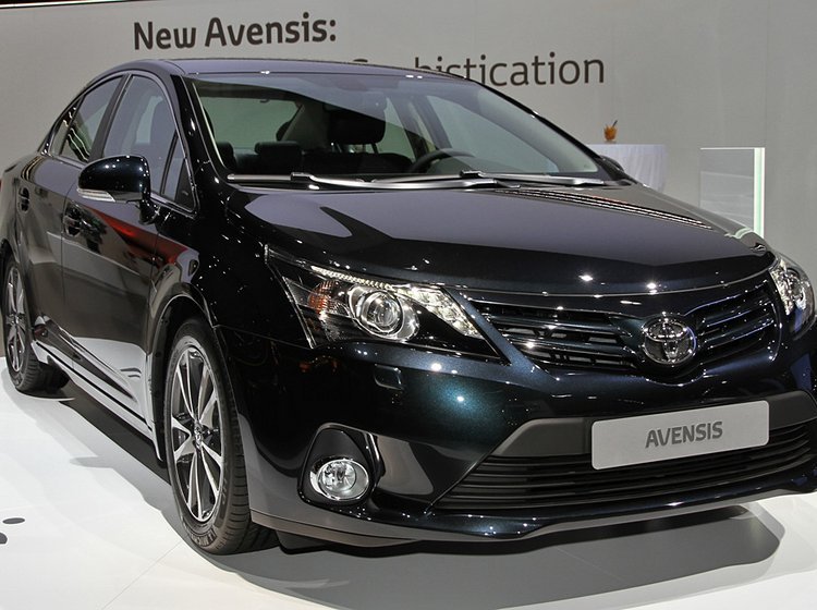 Toyota Avensis har fået helt ny front. LED-kørelyslygterne, der er ekstraudstyr, giver karakter.