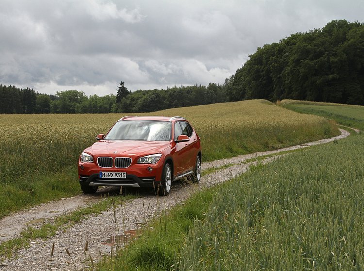 BMW X1 har fået et ret synligt facelift og fås nu i tre forskellige designlinjer foruden standardversionen. Her er det X-line