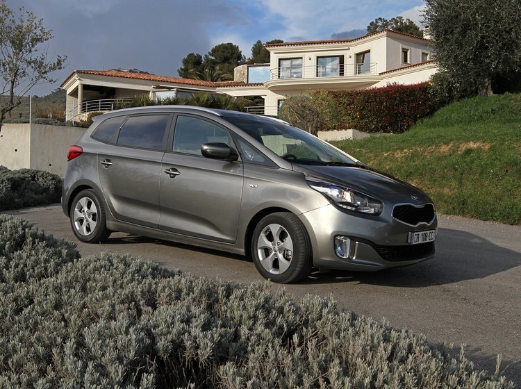 Kia Carens virker elegant og meget personbilsagtig, men er også seks-syv cm lavere end næsten alle konkurrenter.