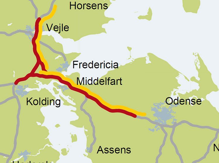 På en stor del af den farvede strækning kan bilisterne frem til 11. september møde budskaber om trafiksikkerhed.