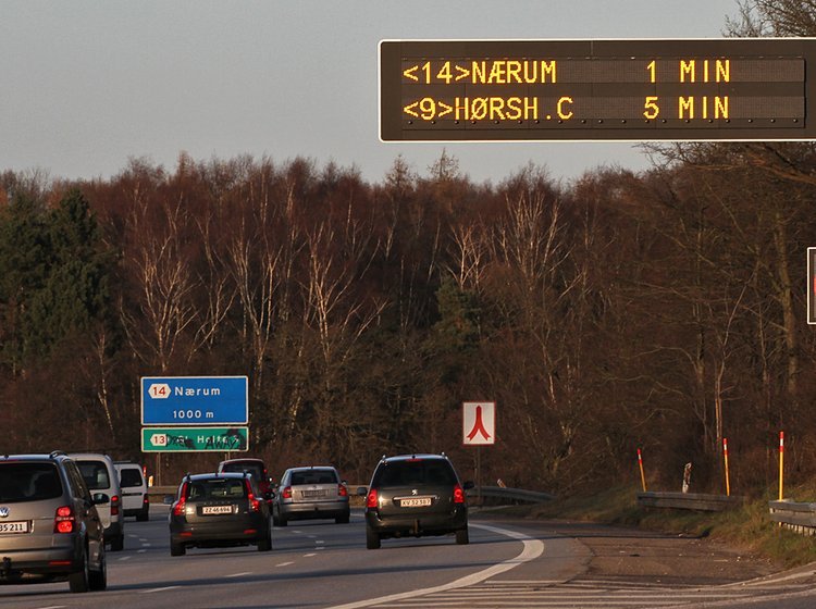 Skilte på Helsingørmotorvejen oplyser om køretider og særlige begivenheder og kommanderer den lovpligtige fartgrænse.