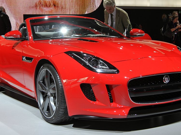 Jaguar F-Type stråler på Paris-udstillingen.