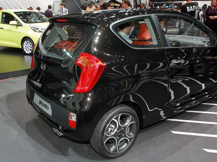 Kia Picanto tredørs i forgrunden og den femdørs i baggrunden.