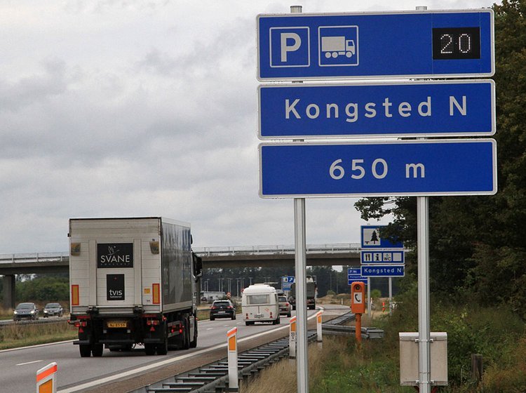Ved Kongsted-rastepladsen er der besked om antal ledige p-pladser. Men det virker ikke som planlagt.