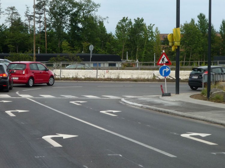 To svingbaner i stedet for en - samt lysregulering - skal få trafikken hurtigere væk fra motorvejen.