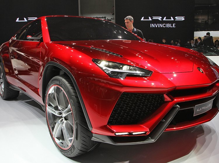 Lamborghini Urus er noget af en krabat - fem meter lang og to meter bred.