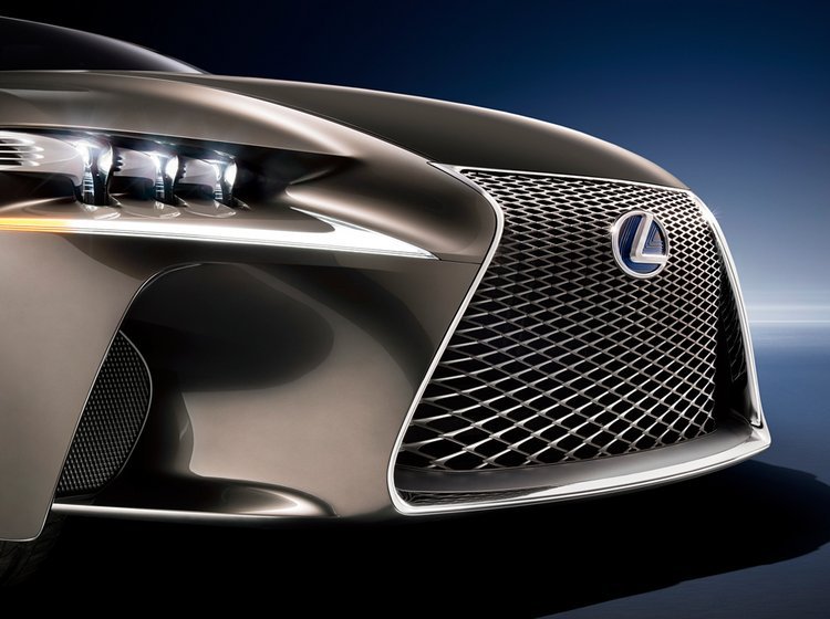 Lexus LF-CC har den hidtil mest dramatiske fortolkning af LF-konceptbilernes grill.