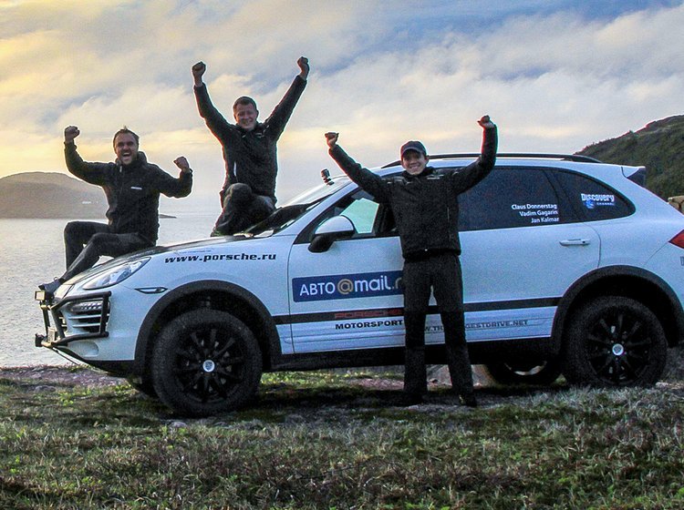 De tre eventyrere med deres Porsche Cayenne på en tidligere langdistancetur.