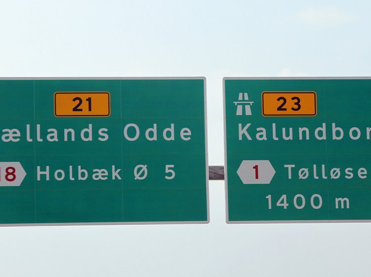 Kalundborgmotorvejen deler sig fra Holbækmotorvejen sydøst for Holbæk.