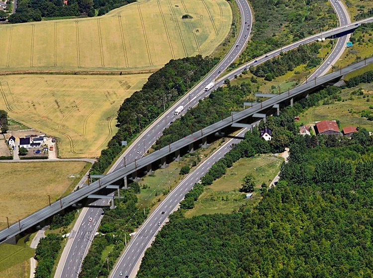 En 500 meter lang jernbanebro skal nu anlægges hen over Motorring 4. Illustration: Banedanmark