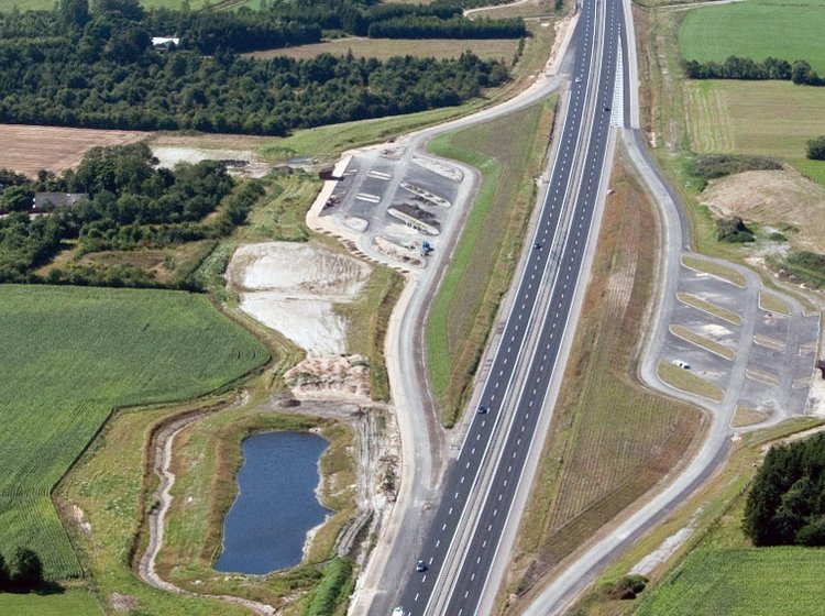 De to nye rastepladser på Midtjyske Motorvej, "Hærvejen".