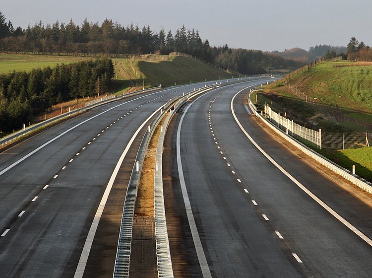 Motorvejen mellem Låsby og Hårup går gennem kuperet terræn.