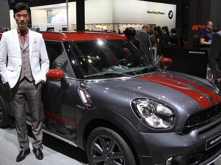 To mandlige modeller flankerer Minis nyhed på Auto Shanghai 2015.