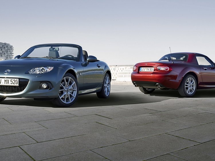 Fronten er ændret forsigtigt på den fornyede MX-5, samtidig med at fodgængerbeskyttelsen er forbedret.