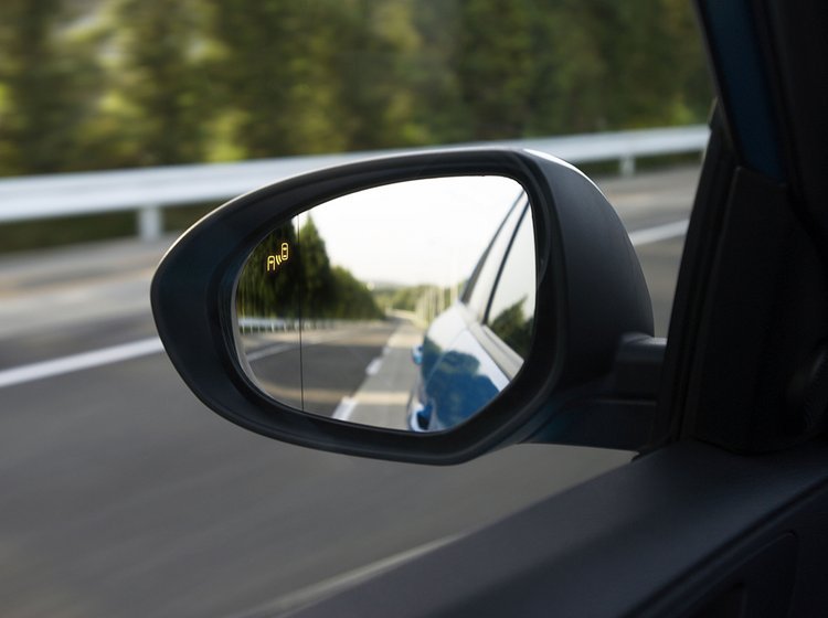 Sikkerhedssystemet Mazda RVM advarer føreren, hvis der ligger en bil i den blinde vinkel.