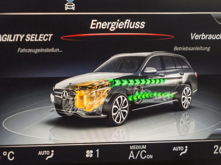 Mercedes-Benz C 350 e har både en stærk benzinmotor og elmotor.