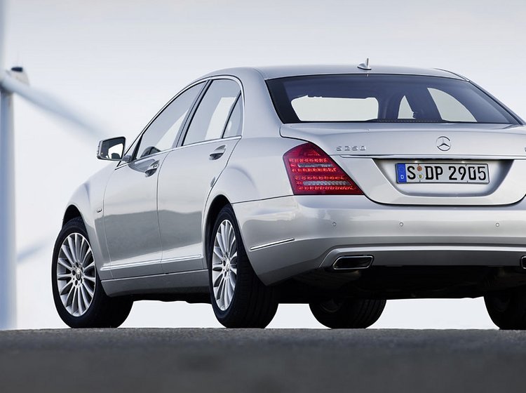 Mercedes-Benz S250 CDI. Det er uklart, hvorfor der er vindmøller med på pr-billedet.