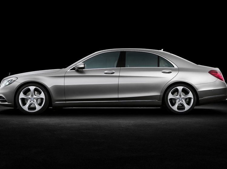 Den nye Mercedes-Benz S-klasse er på samme størrelse som sin forgænger, dvs. ca. fem meter lang.