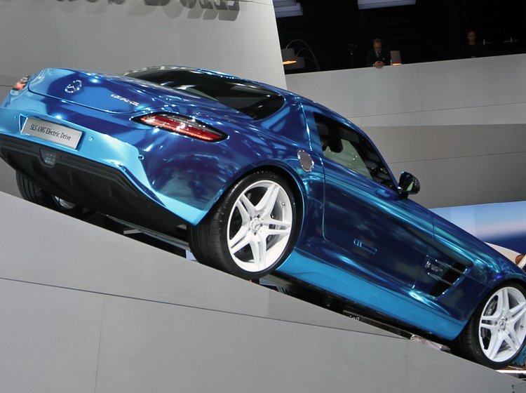 Nok se, ikke røre. Mercedes SLS AMG er i Paris udstillet uden for publikums rækkevidde.