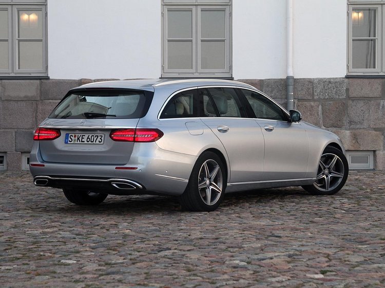 Mercedes-Benz E stationcar.