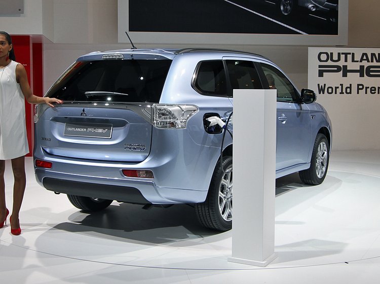 Mitsubishi Outlander PHEV har i produktionsudgaven verdenspremiere på Paris-udstillingen.