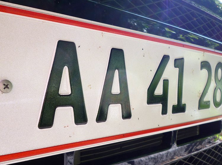 AA er tilbage på nye bilers nummerplade. Men de udleveres indtil videre kun af få nummerplade-operatører.