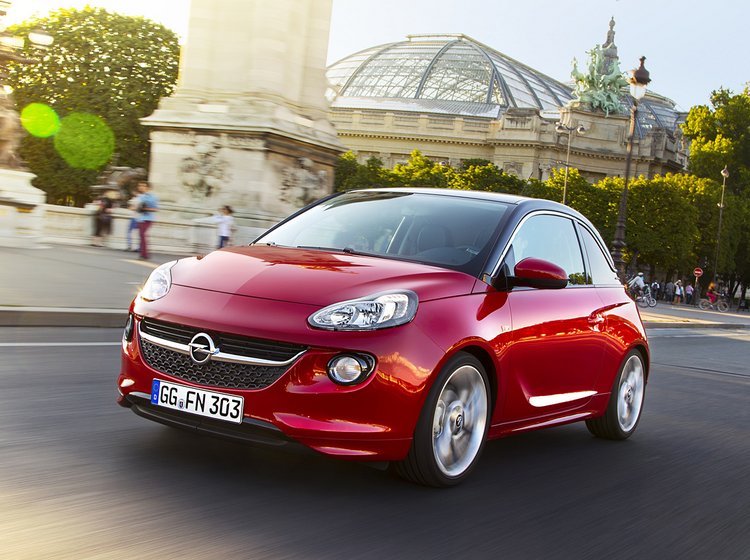 Opel ADAM bliver den første Opel med den nye trecylindrede turbobenzinmotor.
