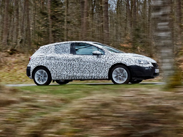 Opel Astra i 2015-udgaven er endnu kamufleret, når den kører uden for fabriksporten.