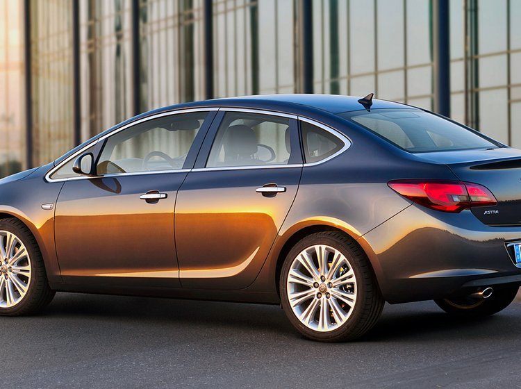 Opel Astra sedan er 22 cm længere end den femdørs.