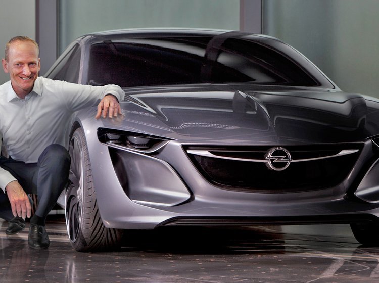 Opels topchef Karl-Thomas Neumann med Opel Monza Concept, der giver et vink om fremtidens Opel-design.