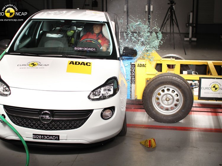 Livsstilsbilen Opel Adam snubler i den seneste Euro NCAP crashtest, hvor det 'kun' bliver til fire stjerner