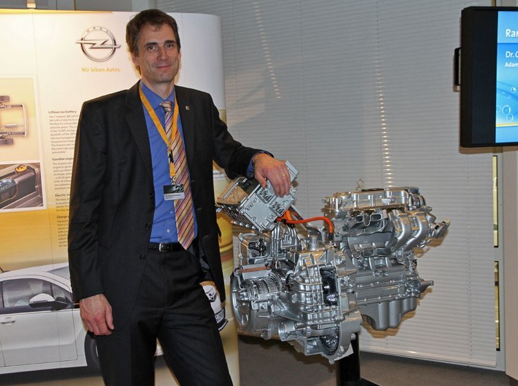 Dr. Christian Kunstmann fra Opel forklarer teknikken bag EU-normen for opladningshybrider.