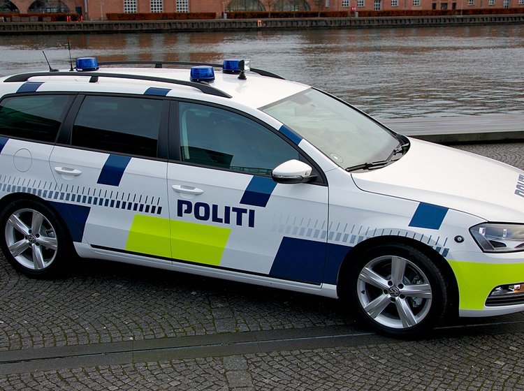 Danske politibiler får nu tydelige, refleksgule markeringer.