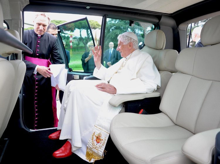 Paven har rigtig god plads på det læderbetrukne bagsæde i Kangoo Maxi.