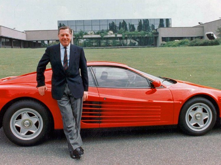 Designlegenden Sergio Pininfarina med en af de store billegender, Ferrari Testarossa.