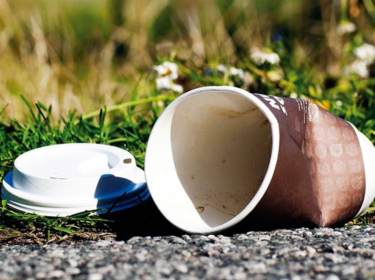 Engangs-kaffekrus er blandt det affald, der ofte havner i vejsiden.